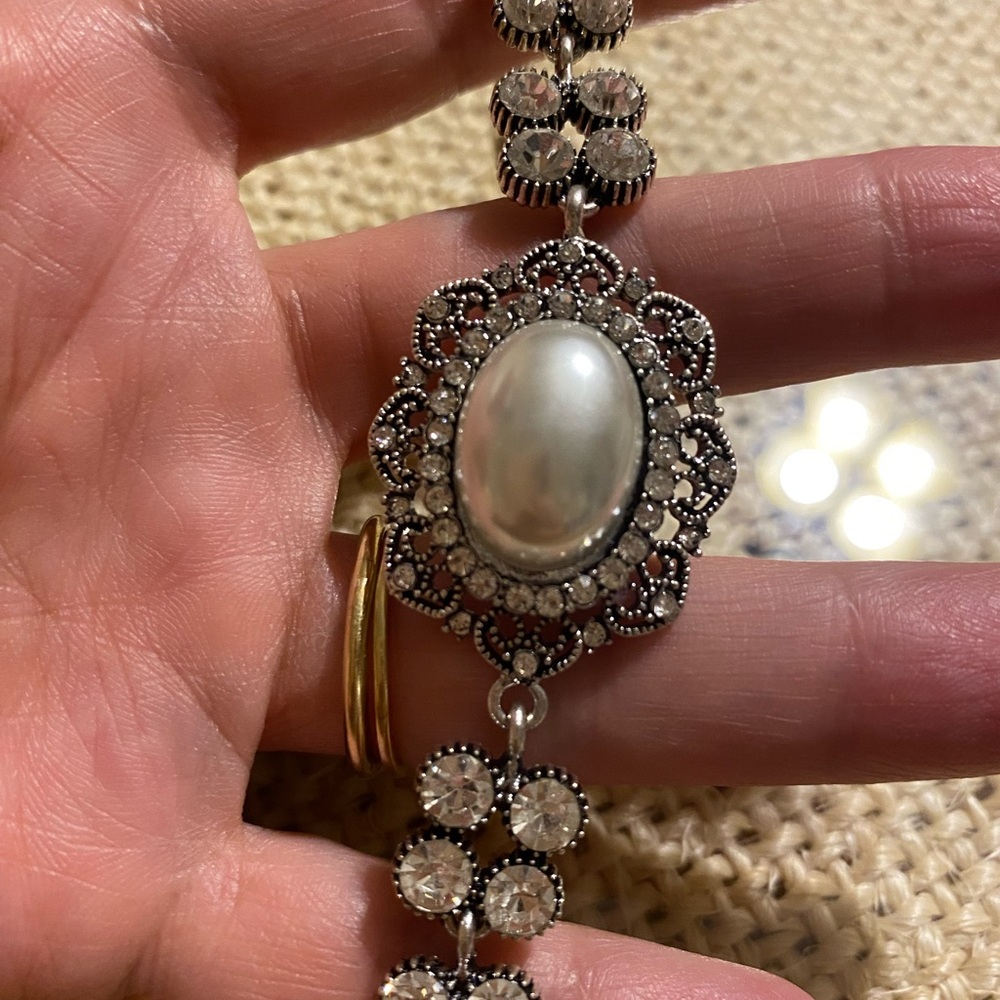 Elegant Silver and Pearl Women's Bracelet